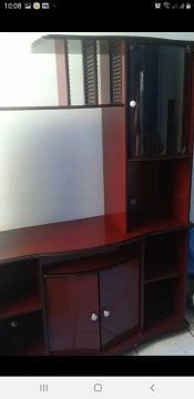 Rack para TV com prateleiras e portas