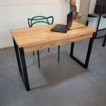 Mesa Escritorio Escrivaninha Rústica Com Acabamento Em Resina, Pés Em Madeira