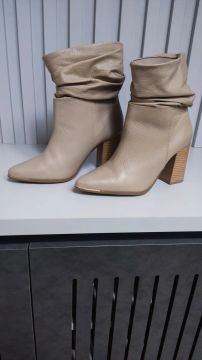 FRIO CHEGANDO! BARATEZA! Botas de cano curto bege