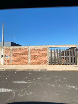 Terreno com muro e calçada 