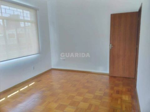 Sobrado espaçoso com 3 dormitórios no bairro Azenha