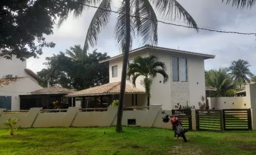 Alugo em Guarajuba uma excelente casa de 2 pavimentos, com piscina, 4 suítes e e 1 quarto