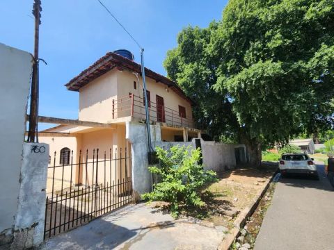 Vende-se sobrado com 468m2 de terreno no bairro Ponte Nova em Várzea Grande MT 