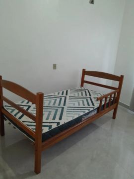 Cama de madeira de solteiro