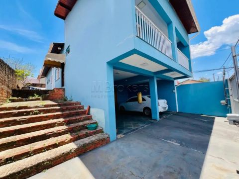 Casa Ampla com Espaços Integrados - 3 Dormitórios (1 Suíte) e Quintal