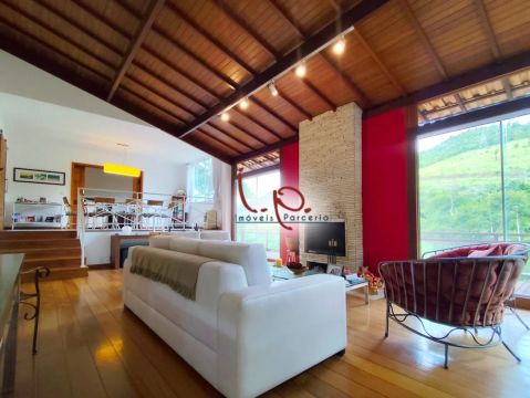 Casa no Condomínio Quinta do Lago em Itaipava, Linda Vista para as Montanhas e Acesso Dire
