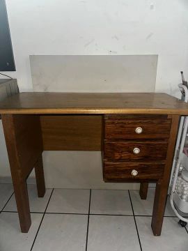 Escrivaninha de madeira maciça com 3 gavetas