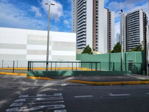 Espaço de aproximadamente 100m², ideal para lava jato