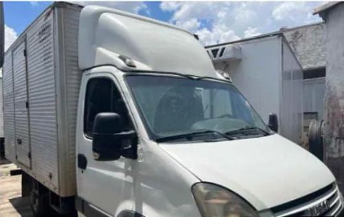 Iveco 35s14 ano 2011 baú seco (transferência de dívida)