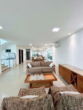 Casa duplex à venda no Olho D'água