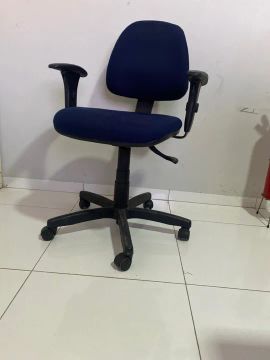 Cadeira de escritório azul, giratória e com braços