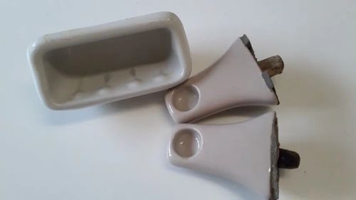 Acessórios antigos de louça e de embutir p/ banheiro (porta toalhas e saboneteira). Usados