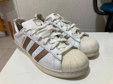 Tênis Adidas Superstar Branco com Detalhes Dourados