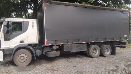 Caminhão Iveco Baú - Ótimo estado