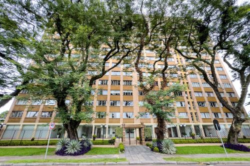 Apartamento reformado de 113m² no Rebouças  Andar alto e vista para a Serra do mar.