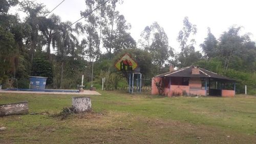 Um lindo sítio com piscina no Barreiro
