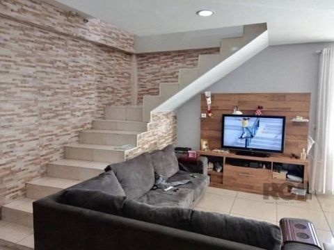 Casa com 4 quartos, sendo um com suíte. No 1ºpavimento, sala de estar para 3 ambientes, um