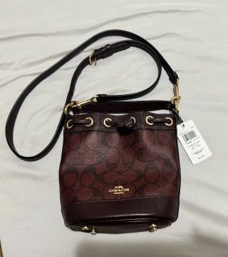 Bolsa nova da Coach vinho em couro imperdível!