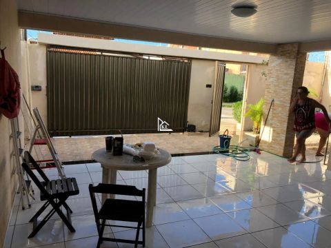 Magnifica Casa - 3 Quartos -125m2- Ventilada - Ótima Localização - Pronta Para Morar