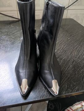 Botas de Couro Arezzo  Pretas com Detalhe Metalizado