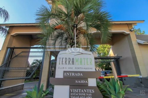 Excelente e ampla casa no Condomínio Terramater, com 446m² privativos, desocupado. Possui 