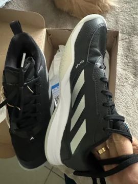 Tênis adidas novo, sem uso 37/38