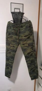 Calça jogger camuflada 