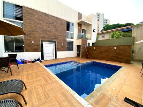 IMÓVEL MOBILIADO DE ÓTIMO PADRÃO, COM PISCINA, EM LOTE DE 500 M² À VENDA NA ÁREA CENTRAL D