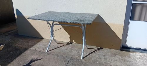 Vende-se Mesa com pedra de Granito sem cadeiras