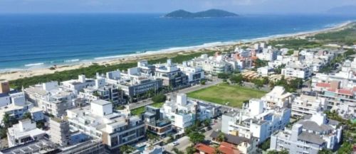 Apartamento de 2 quartos, sendo 1 suíte, churrasqueira, sacada Novo Campeche - Florianópol