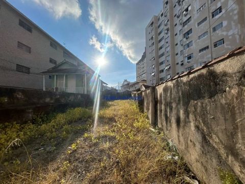Terreno para aluga medindo 5,50 x 35,00 no Campo Grande em Santos