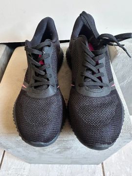 Tênis Feminino Preto com Detalhes Rosa