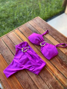 Biquíni roxo com detalhes em dourado