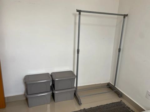 Arara de ferro + caixas de plástico 140$
