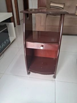 Rack de madeira com gaveta