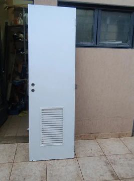 Porta Branca de Madeira com Ventilação