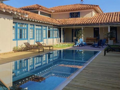 Casa em frente à hípica