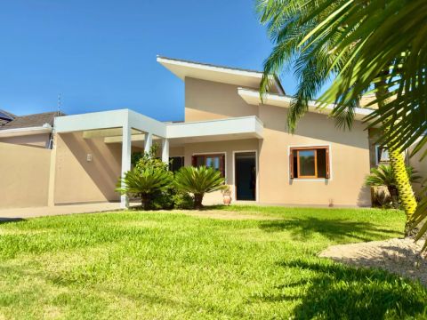 Belíssima casa com 149 m² de área construída localizada no bairro Centenário em Sapiranga