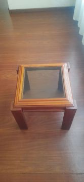 Mesa de centro em madeira com tampo de vidro