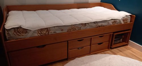 Cama de solteiro em madeira maciça com gaveteiros