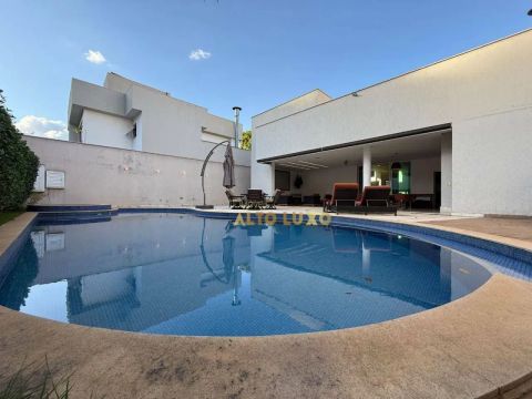 Casa com 900m2 em dois lotes no Belvedere