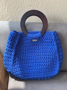 Bolsa de crochê azul com alça de madeira