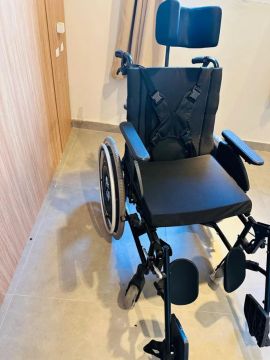 Cadeira de Rodas com Encosto de Cabeça