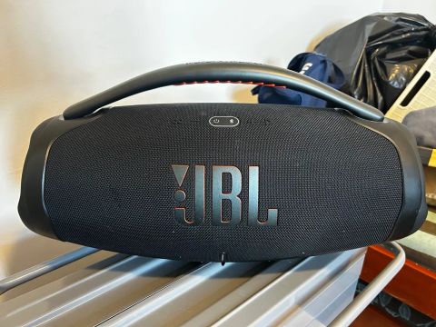 Vendo bombox 3 com 6 meses de uso 