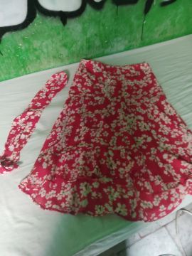 Saia floral vermelha