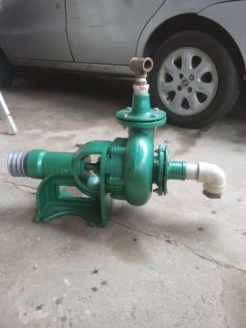 Bomba d'água puxa água e puxa lama.