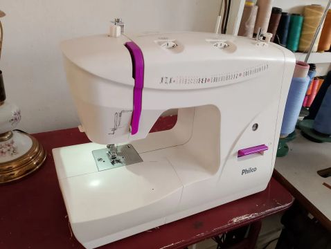 Máquina de costura, pouco uso. Perfeito funcionamento.