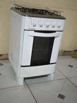 Fogão Esmaltec 4 Bocas com Forno funcionando perfeitamente.