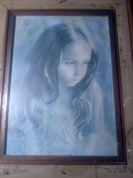 Quadro antigo com pintura de menina