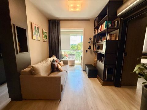 APARTAMENTO MOBILIADO DE 1 QUARTO SENDO SUÍTE COM 2 VAGAS E SACADA NA PRAIA COMPRIDA SÃO J
